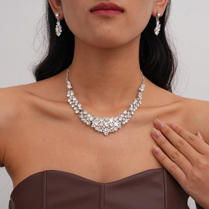 Parure collier et boucles d'oreilles élégante avec strass géométriques brillants pour femme