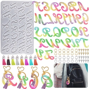 Vue macro du moule alphabet en résine avec pompons colorés et porte-clés cœur