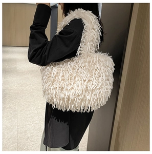 Détail du cabas en peluche blanc crème avec texture franges plumes et anses fourrure