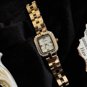 Montre carrée dorée avec cadran en nacre et lunette sertie de diamants brillants