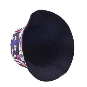 Détail d'un chapeau bob graffiti coloré avec doublure noire réversible pour le soleil
