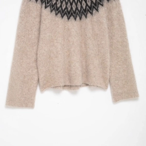 Maglione in maglia color avena con motivo Fair Isle e morbida trama in lana di alpaca