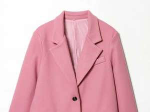 Dettaglio del blazer in lana rosa con classico colletto a revers e chiusura a un bottone