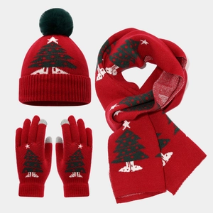 Detailansicht von rotem Weihnachts-Strickset mit Mütze, Schal und Handschuhen für Kinder