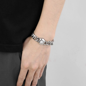 Détail d'un bracelet gourmette en acier inoxydable argenté avec incrustation de cristaux