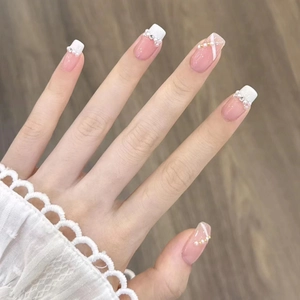 Elegante French-Nägel zum Aufkleben, rosa Basis, weiße Spitzen, Perlen und Kristalle