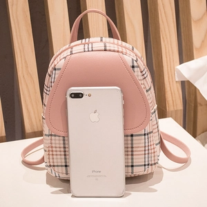 Mini zainetto rosa in confronto dimensionale con uno smartphone compatto