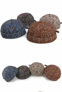 Détail de l'imprimé cachemire sur bonnets docker rétro multicolores en coton tendance