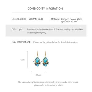 Vue détaillée des boucles d'oreilles perles fleurs avec dimensions de 6cm de haut sur 2,5cm