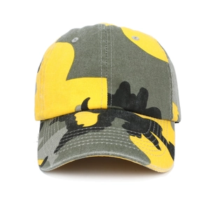 Gros plan d'une casquette de baseball camouflage avec tissu robuste et coutures
