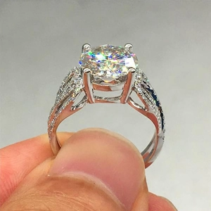 Klassischer silberfarbener Ring mit großem runden Diamanten und Zirkon-Besatz