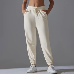 Détails d'un jogging crème à taille haute avec cordon de serrage et poches latérales