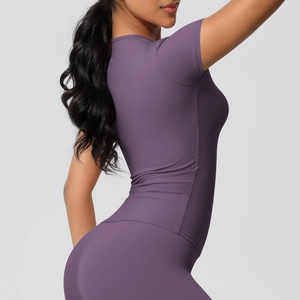 Détail du haut de yoga violet et legging taille haute en tissu de compression sans couture
