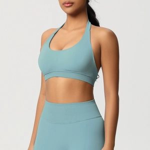 Détail de la brassière de sport dos nu bleu clair et du legging côtelé taille haute