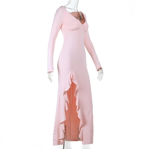 Détail de la robe rose à manches longues montrant le col en V profond et le volant