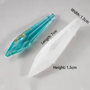 Vue détaillée du moule en silicone pour résine avec un pendentif pendule de 7 cm fini