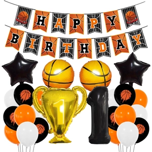 Détail du kit de fête basket avec ballon trophée Champion et bannière Happy Birthday
