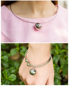 Gros plan d'un ensemble ras-du-cou et bracelet à double couche avec perles argentées