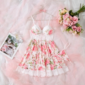 Ensemble de lingerie florale avec dentelle et imprimés roses sur satin blanc