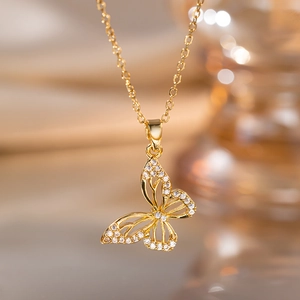Collier élégant avec pendentif papillon doré et micro-pavage de cristaux étincelants