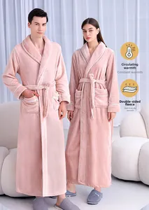 Dettaglio dell'accappatoio in flanella rosa con pile spesso e bordino a contrasto