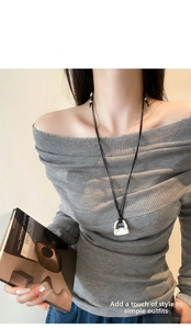 Dettaglio della collana con cordino nero regolabile e ciondolo geometrico argento opaco