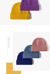 Dettaglio di berretti in maglia con risvolto in varie tonalità calde e moderne di tendenza
