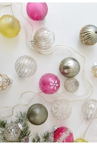 Dettagli di palline di Natale da 8cm con motivi glitterati e nastri decorativi