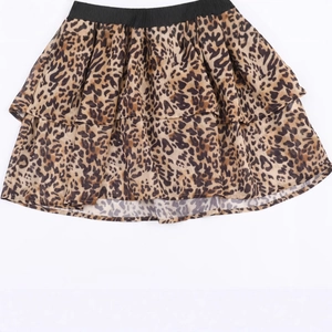 Abito a strati con stampa leopardata con vita elastica e dettagli a balze