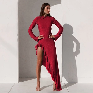 Gros plan sur la robe rouge scintillante avec fente haute et volants élégants