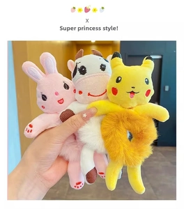 Gros plan détaillé des chouchous en peluche mignons avec des motifs d'animaux variés