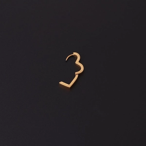 Boucles d'oreilles créoles cœur en acier inoxydable doré vues sous un angle de 45°
