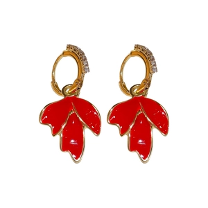 Boucles d'oreilles rétro en or avec pendentif feuille d'érable rouge et cristaux