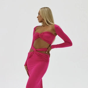 Vista laterale del set a due pezzi rosa con top a fascia arricciato e gonna lunga