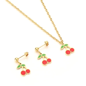 Set collana e orecchini a ciliegia in acciaio inossidabile dorato su sfondo bianco