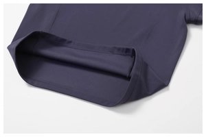 Dettaglio dell'orlo a doppia cucitura sulla maglia da yoga grigio blu ad asciugatura rapida