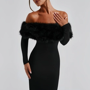 Detail des Off-Shoulder-Ausschnitts mit Kunstfellbesatz an einem schwarzen Maxikleid