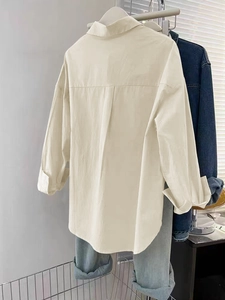 Vue arrière de chemise boutonnée beige à manches longues avec ourlet incurvé chic