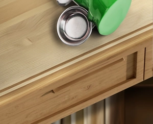 Detail van de onzichtbare houten ladehandgreep met lichte massief houten nerf en textuur