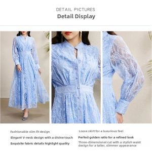 Vues détaillées de broderies en dentelle bleu clair, col en V et taille d'une robe longue