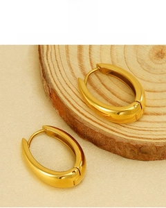 Détail de boucles d'oreilles ovales plaquées or 18K sans plomb et sans nickel sécurisées