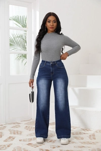 Dettaglio di jeans a gamba dritta a vita alta con top in maglia a collo alto grigio