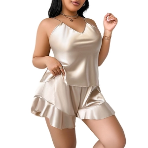 Set pigiama da donna in seta champagne con top a canotta e pantaloncini con volant