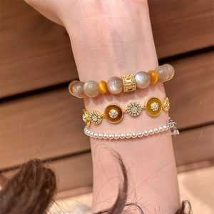 Ensemble de trois bracelets rétro plaqués or 18 carats avec perles et acétate