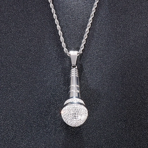 Dettaglio del ciondolo a microfono in argento con strass lucidi su catena a corda