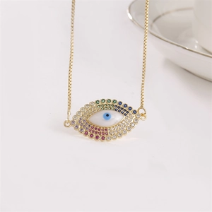Goldene Evil Eye Kette mit bunten Zirkonia und weißer Muschel auf weißem Hintergrund