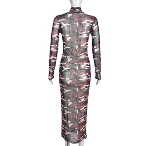 Λεπτομερής πίσω όψη αυτού του σέξι mesh camo μάξι φορέματος σε λευκό μανεκέν