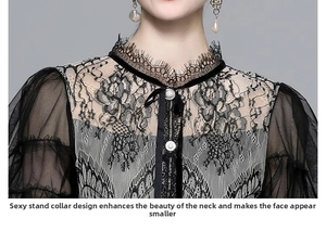 Détail du col montant élégant avec dentelle, manches en tulle et boutons en perles