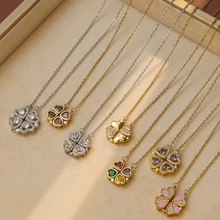 Dettaglio di collane a quadrifoglio in zircone colorato con placcatura oro e argento