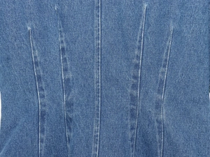 Detaillierte Makroansicht der Denim-Struktur und vertikalen Nähte des blauen Hemdes